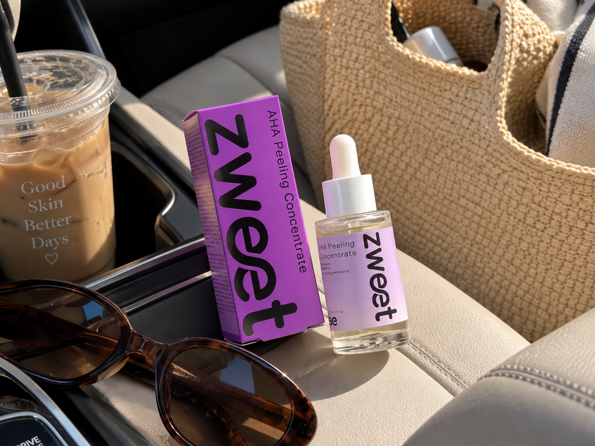 AHA Peeling de Zweet Cosmetics junto a bolso y café en imagen lifestyle premium de cosmética natural
