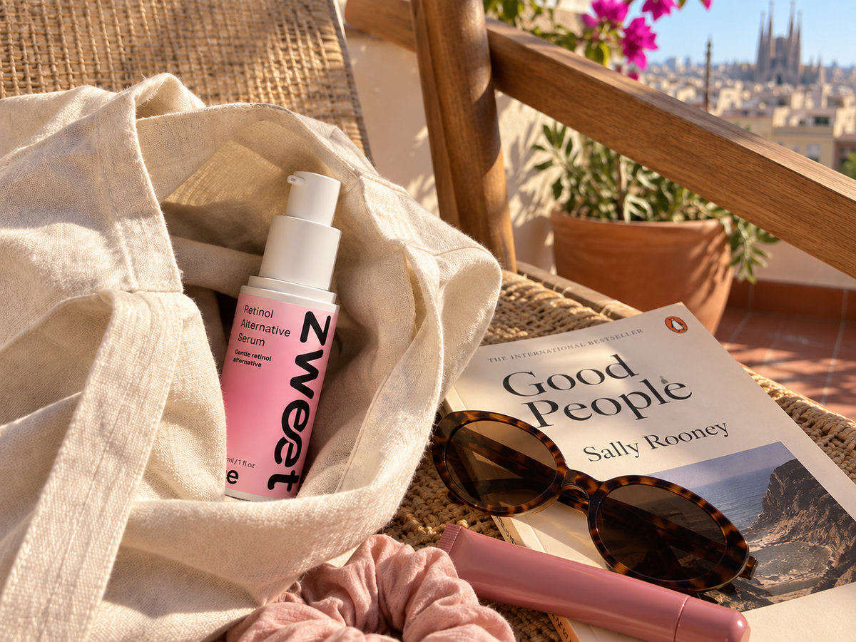 Sérum rosa de Zweet Cosmetics dentro de bolso de playa en imagen lifestyle de cosmética natural mediterránea