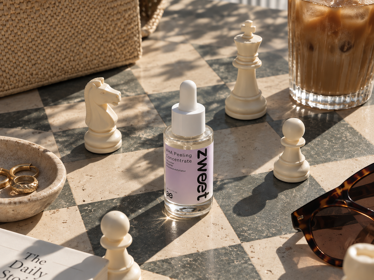 Productos Zweet Cosmetics de skincare sobre mesa con ajedrez y café en imagen editorial sofisticada
