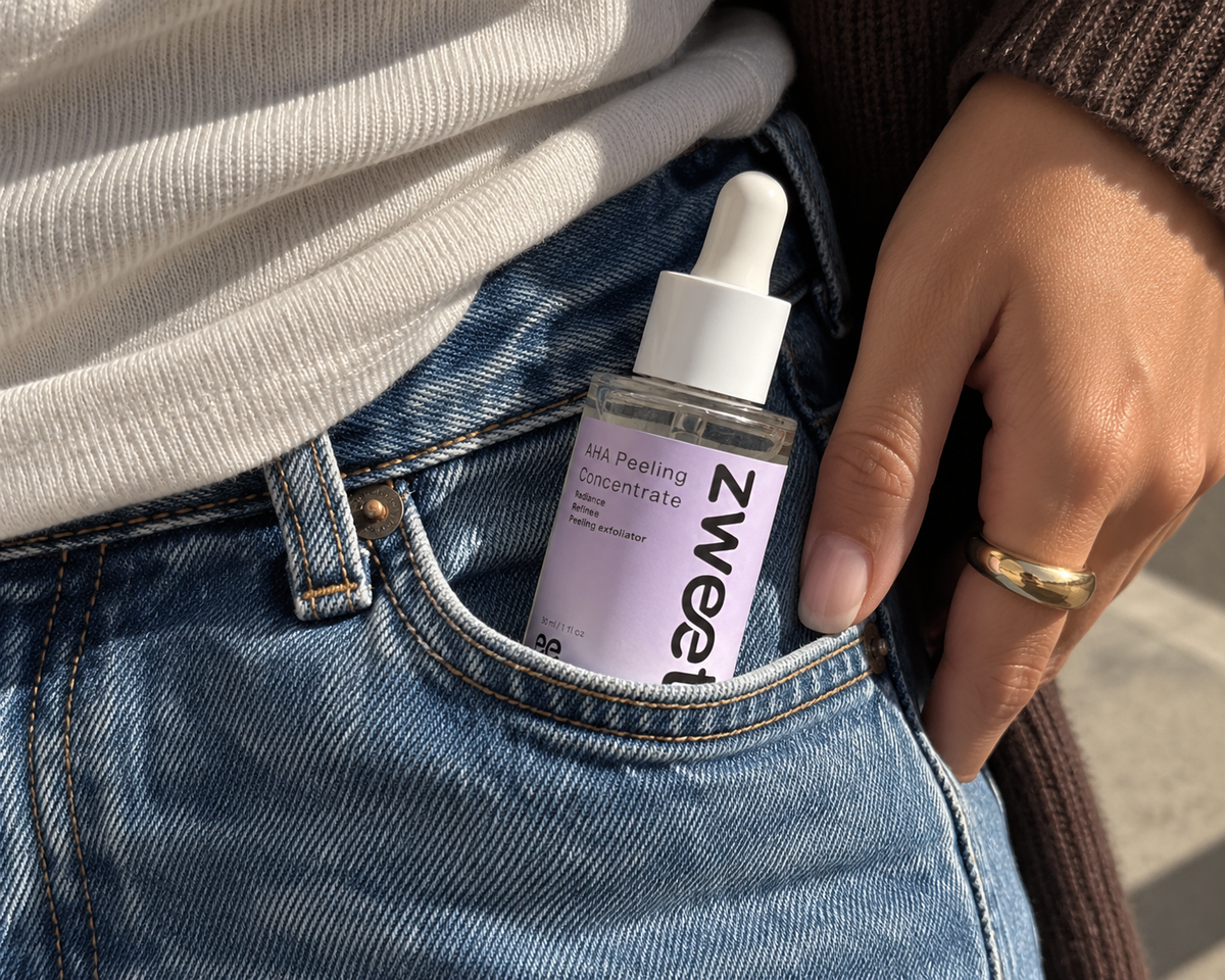 Sérum violeta de Zweet Cosmetics guardado en bolsillo vaquero en imagen lifestyle de skincare natural