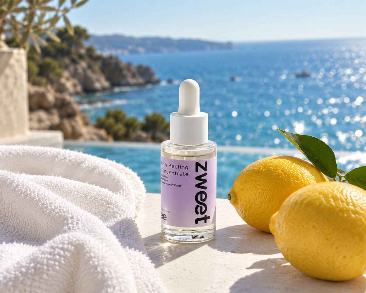 AHA Peeling de Zweet Cosmetics junto a limones y mar Mediterráneo en una imagen fresca de belleza natural
