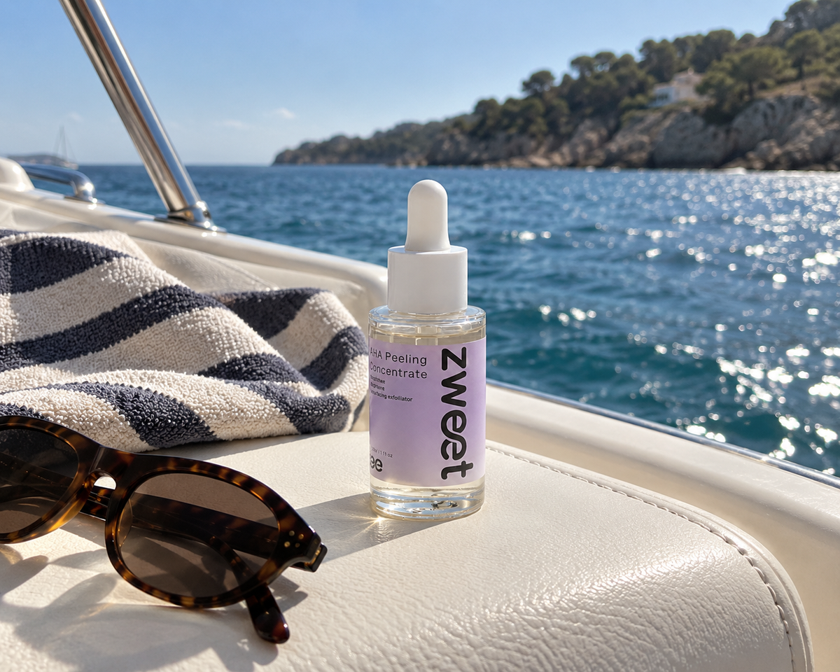 AHA Peeling de Zweet Cosmetics sobre asiento de barco frente al mar en imagen premium de verano
