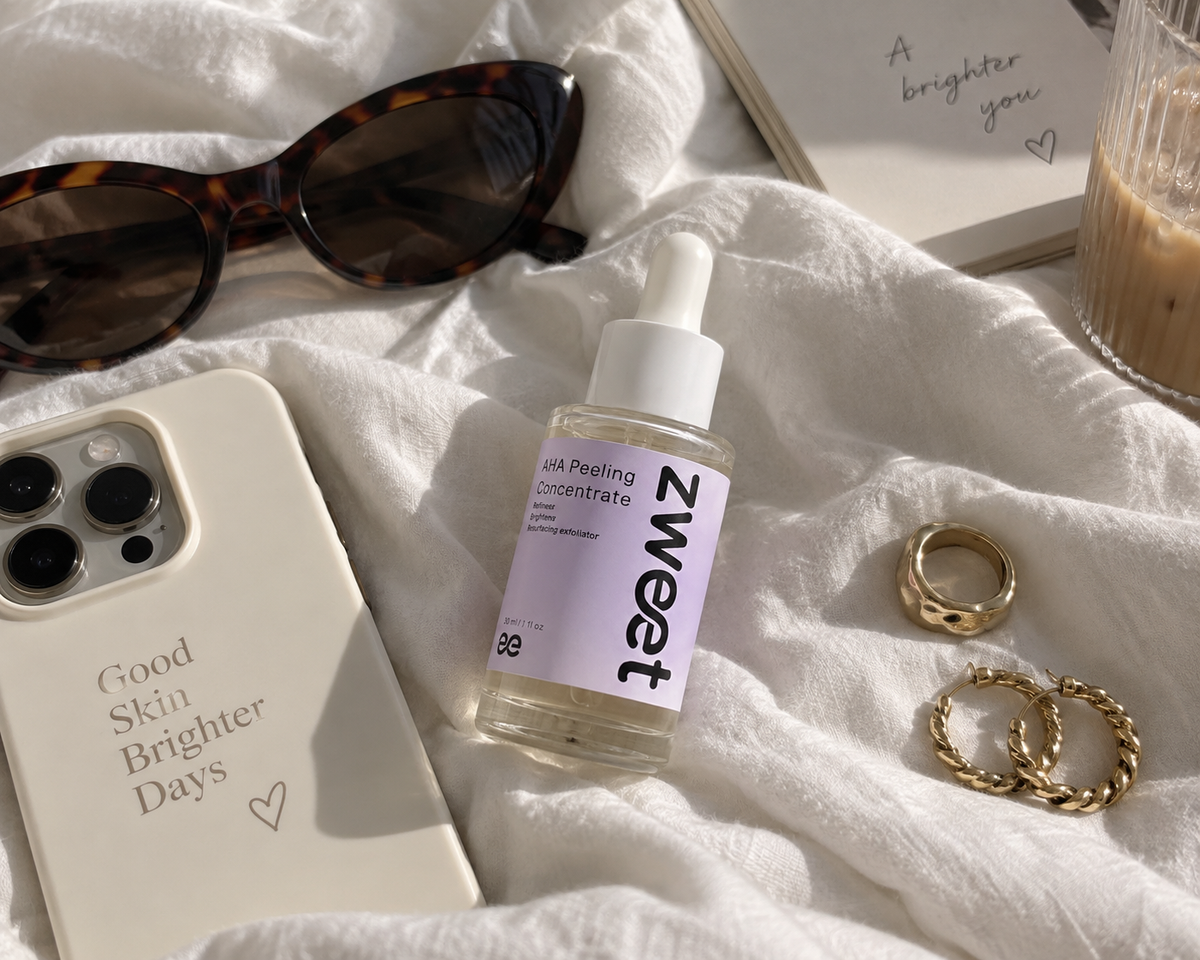 AHA Peeling de Zweet Cosmetics en flat lay con gafas, joyas y tela blanca para imagen de cosmética natural
