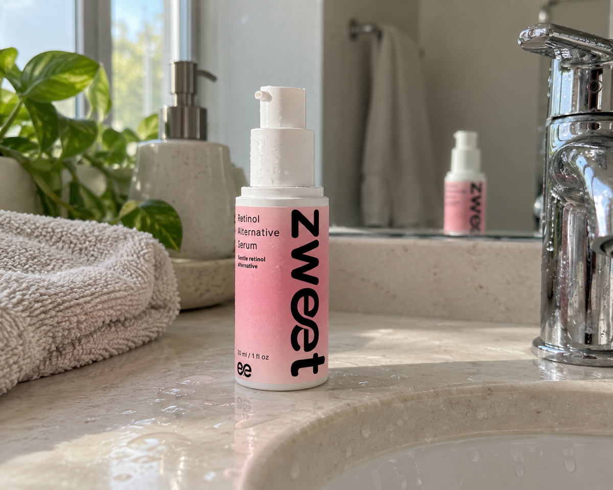 Producto Zweet Cosmetics retinol alternativo sobre encimera de baño en imagen limpia de skincare natural
