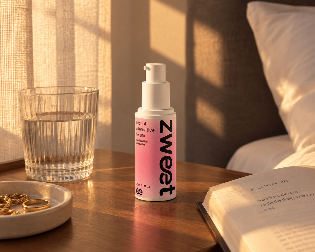 Retinol Alternative Serum de Zweet Cosmetics con luz cálida y vaso de cristal en escena lifestyle de skincare