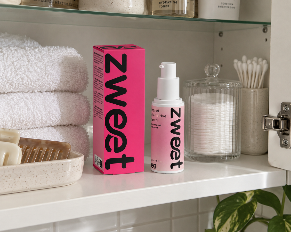 Retinol Alternative Serum de Zweet Cosmetics con packaging rosa sobre estantería de baño en imagen de marca
