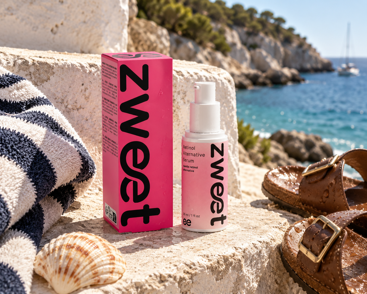 Retinol Alternative Serum de Zweet Cosmetics con su caja rosa frente al mar en escena editorial de belleza