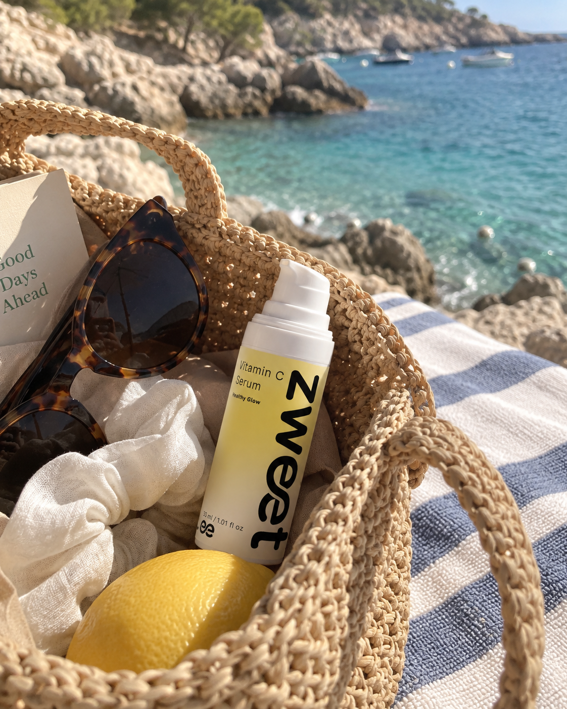 Vitamin C Serum de Zweet Cosmetics en bolso de playa con limones y vistas al mar en escena veraniega de skincare