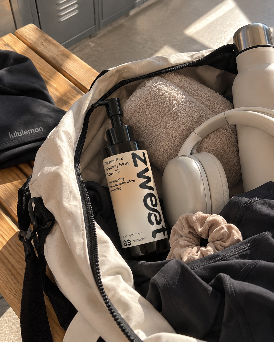 Producto Zweet Cosmetics de cuidado corporal dentro de bolso abierto en fotografía lifestyle de viaje y belleza
