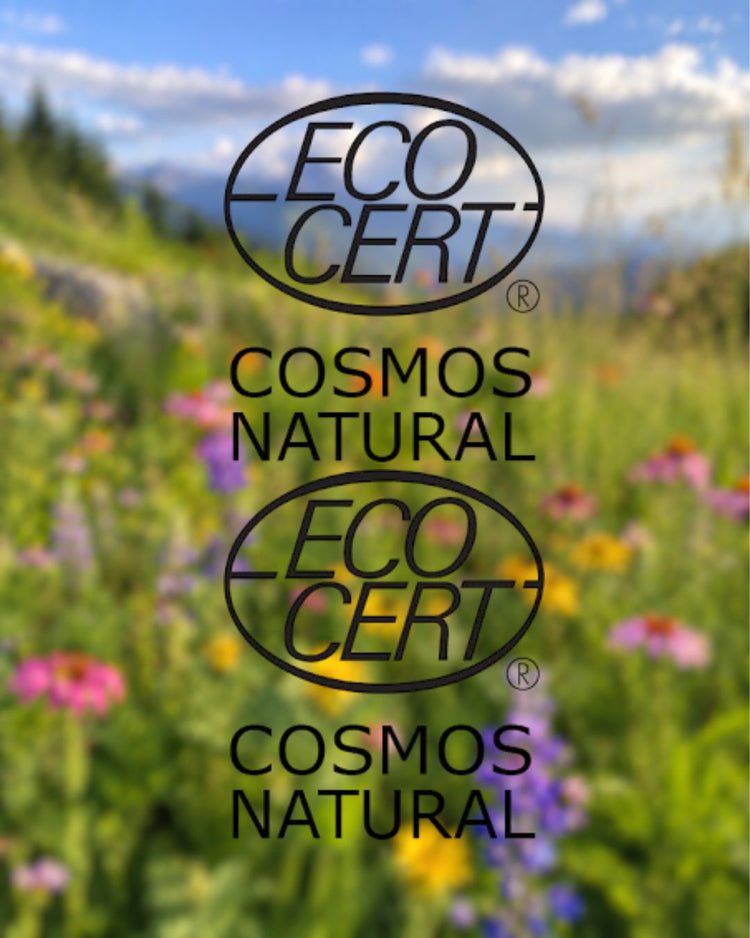 Certificación COSMOS NATURAL y COSMOS ORGANIC de Zweet Cosmetics sobre fondo floral para cosmética natural certificada
