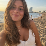 Selfie de clienta Zweet Cosmetics en la playa al atardecer para imagen lifestyle mediterránea
