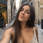 Selfie natural de clienta Zweet Cosmetics en entorno urbano para contenido auténtico y social proof
