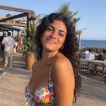 Retrato de clienta Zweet Cosmetics sonriendo al aire libre en imagen lifestyle de comunidad y beauty
