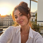 Retrato de clienta Zweet Cosmetics al atardecer en terraza para imagen lifestyle cálida y cercana

