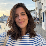 Retrato de clienta Zweet Cosmetics junto al mar en imagen natural de comunidad y marca
