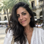 Retrato de clienta Zweet Cosmetics en exterior urbano con luz natural para contenido de comunidad

