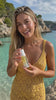 Vídeo UGC de Zweet Cosmetics con modelo rubia al aire libre mostrando producto de belleza
