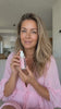 Vídeo UGC de Zweet Cosmetics con modelo rubia mostrando producto rosa en contenido auténtico
