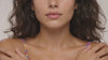Vídeo editorial de ZWEET con modelo de belleza para campaña de skincare y cosmética natural
