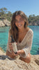 Vídeo UGC de ZWEET con mujer en la playa mostrando cosmética natural de forma auténtica
