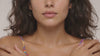 Vídeo editorial de Zweet Cosmetics con modelo beauty para campaña de skincare y cuidado facial
