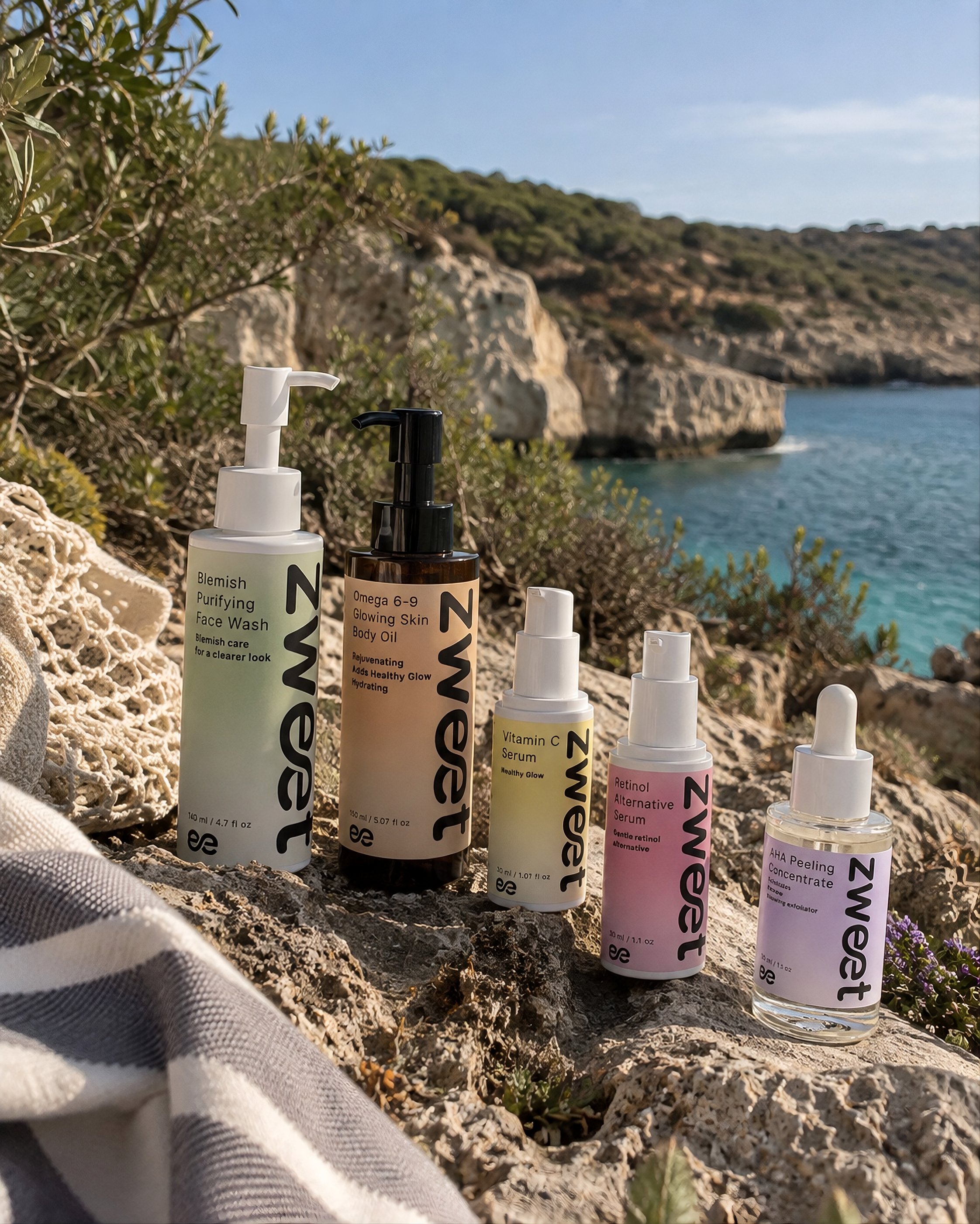Productos Zweet Cosmetics de cosmética natural junto al mar en una imagen editorial inspirada en naturaleza mediterránea